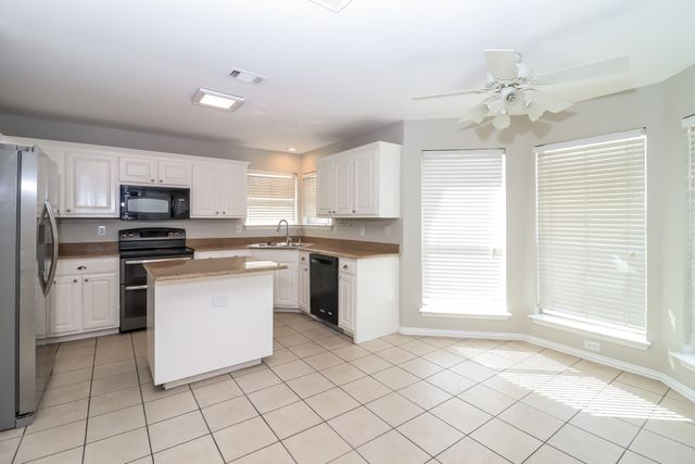 911 Joshua Drive, Burleson, TX 76028