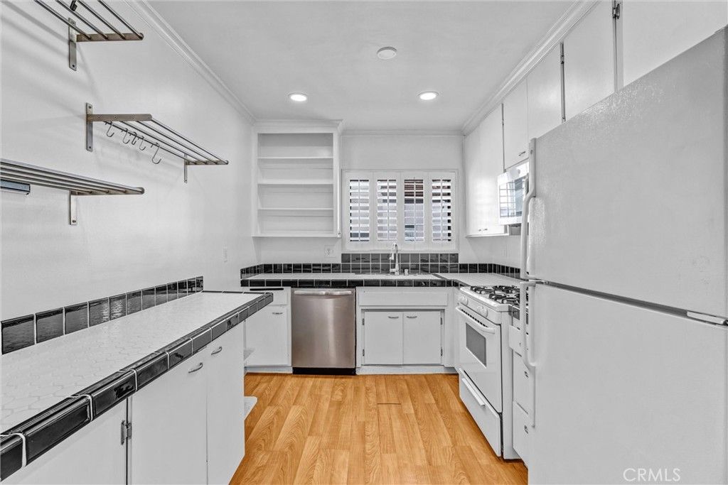 Image 10 of property listing at 1840 Camden 202, Los Angeles, CA 90025