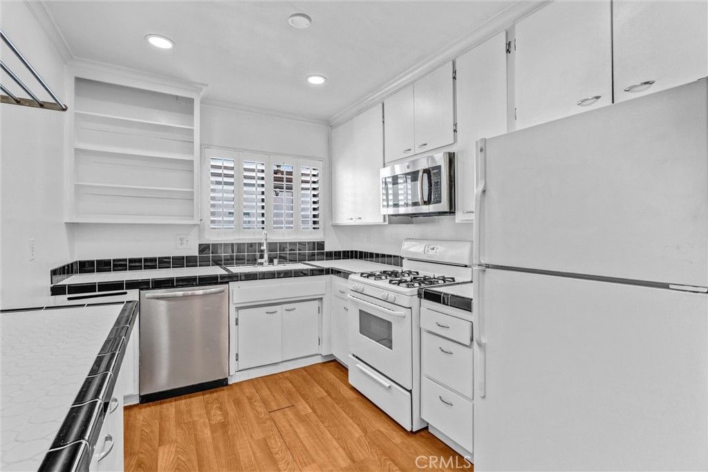 Image 11 of property listing at 1840 Camden 202, Los Angeles, CA 90025