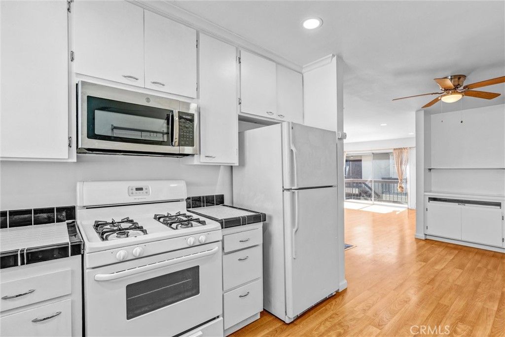 Image 12 of property listing at 1840 Camden 202, Los Angeles, CA 90025