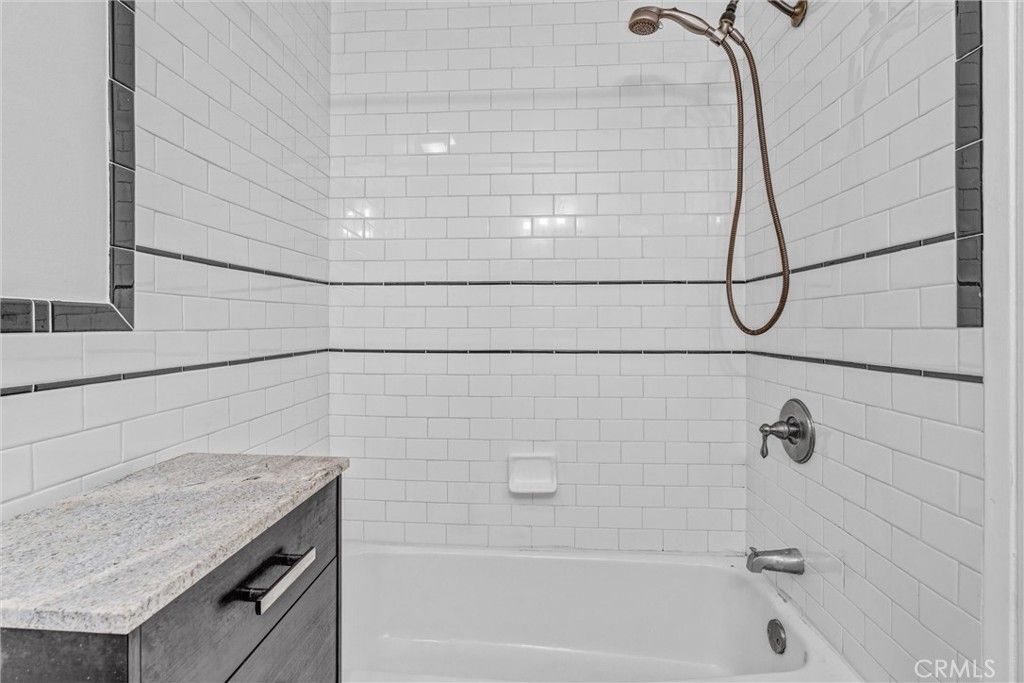 Image 17 of property listing at 1840 Camden 202, Los Angeles, CA 90025