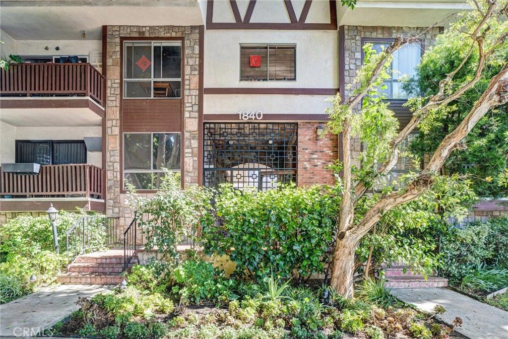 Image 2 of property listing at 1840 Camden 202, Los Angeles, CA 90025