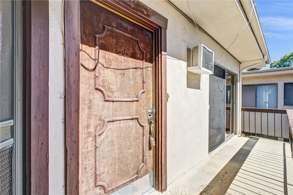 Image 3 of property listing at 1840 Camden 202, Los Angeles, CA 90025