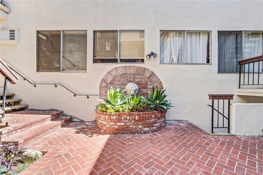 Image 4 of property listing at 1840 Camden 202, Los Angeles, CA 90025