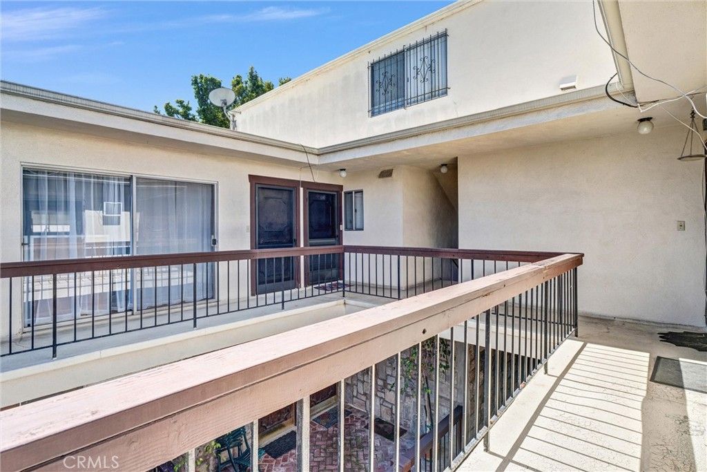 Image 5 of property listing at 1840 Camden 202, Los Angeles, CA 90025