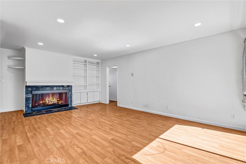 Image 6 of property listing at 1840 Camden 202, Los Angeles, CA 90025