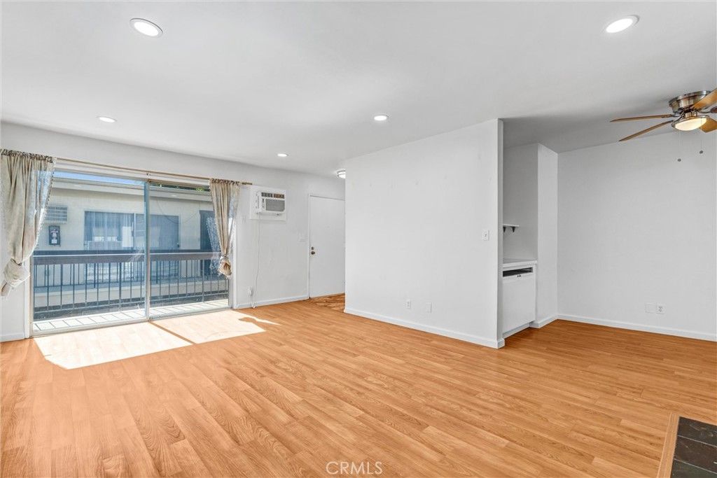 Image 8 of property listing at 1840 Camden 202, Los Angeles, CA 90025