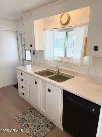 735 S PARK VIEW Circle, Mesa, AZ 85208