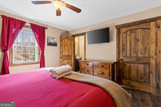 97 Cowboy Way, Mineral Bluff, GA 30559