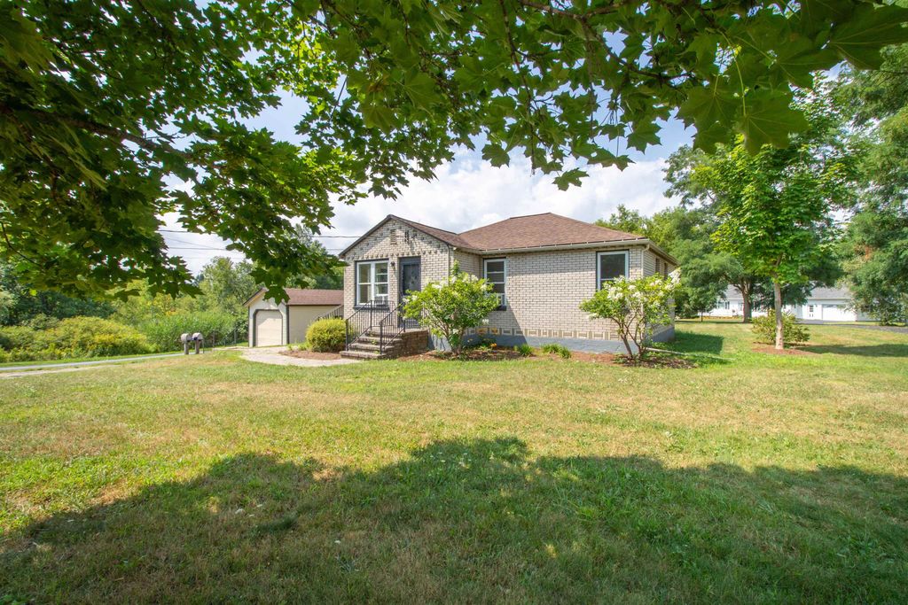 573 Sias Avenue, Newport City, VT 05855