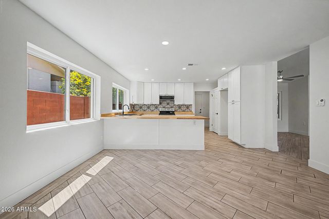 814 E CHILTON Drive, Tempe, AZ 85283