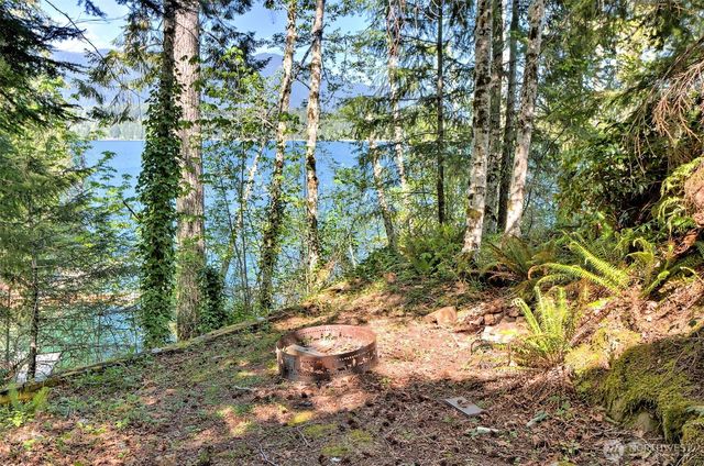 2070 W Cushman Ridge Drive, Hoodsport, WA 98548