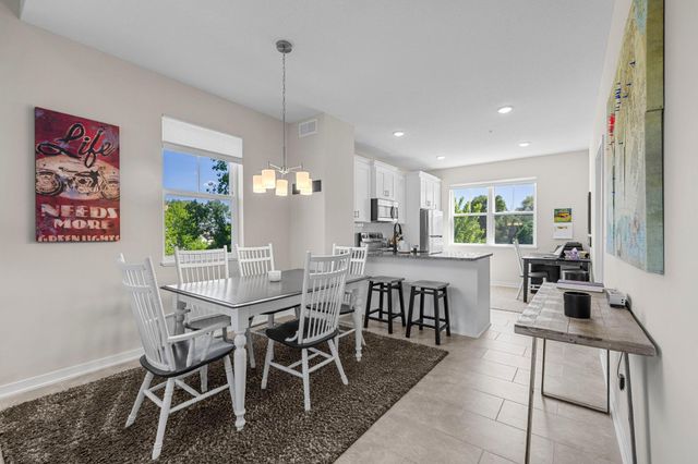 2673 New Century Place E, Maplewood, MN 55119