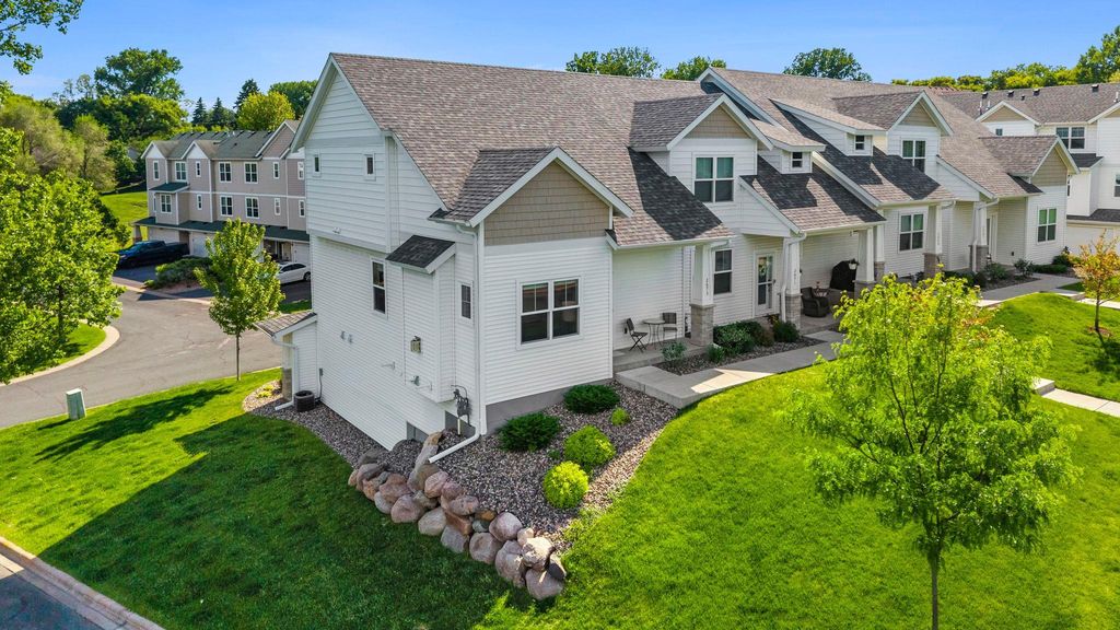 2673 New Century Place E, Maplewood, MN 55119