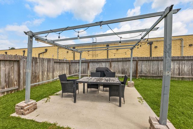 16801 Lonely Pines Drive, Conroe, TX 77302