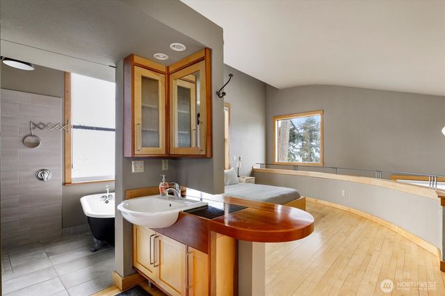 1060 Halsey Drive, Coupeville, WA 98239