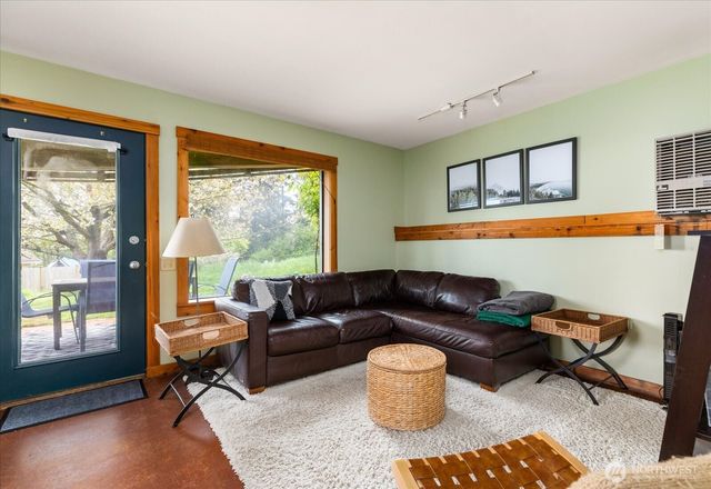 1060 Halsey Drive, Coupeville, WA 98239
