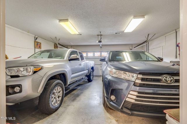 153 Valley Crest Drive, Mount Carmel, TN 37645