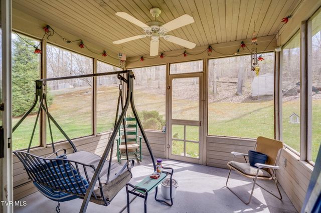 153 Valley Crest Drive, Mount Carmel, TN 37645