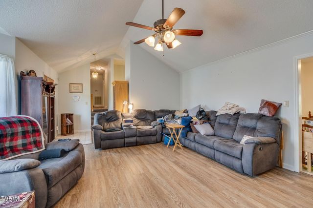 153 Valley Crest Drive, Mount Carmel, TN 37645