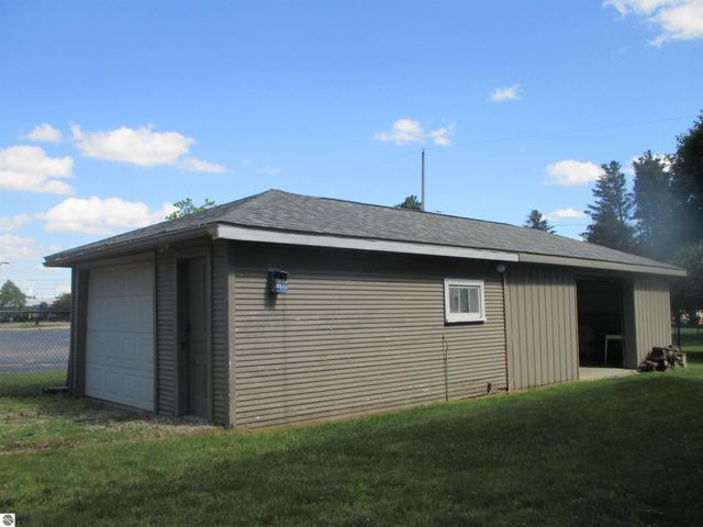 107 W Hall Street, Shepherd, MI 48883