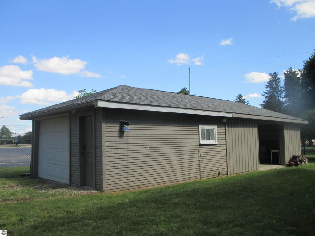 Image 4 of property listing at 107 W Hall Street, Shepherd, MI 48883