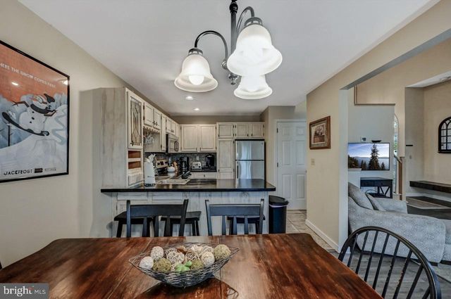 52 LAURELWOODS DR, Lake Harmony, PA 18624