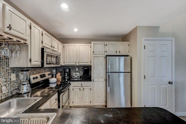 52 LAURELWOODS DR, Lake Harmony, PA 18624