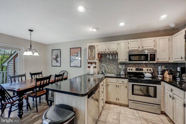 52 LAURELWOODS DR, Lake Harmony, PA 18624