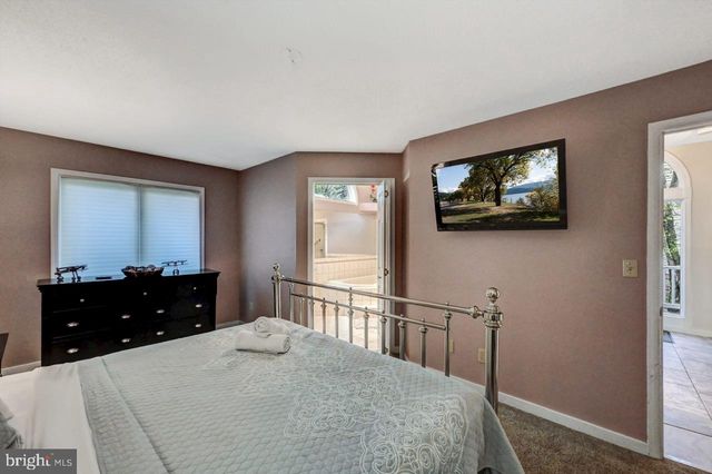 52 LAURELWOODS DR, Lake Harmony, PA 18624