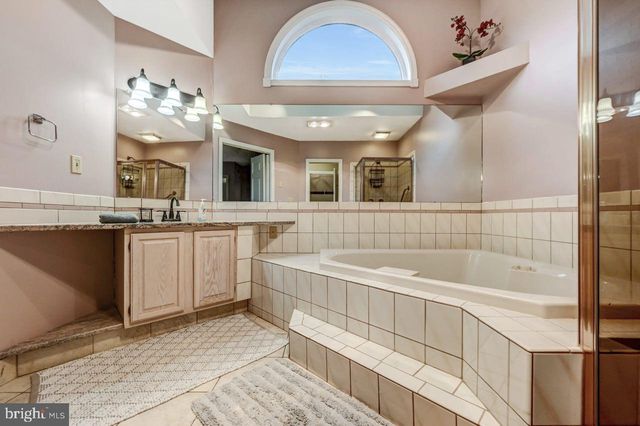 52 LAURELWOODS DR, Lake Harmony, PA 18624