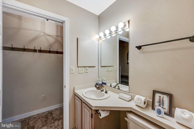 52 LAURELWOODS DR, Lake Harmony, PA 18624