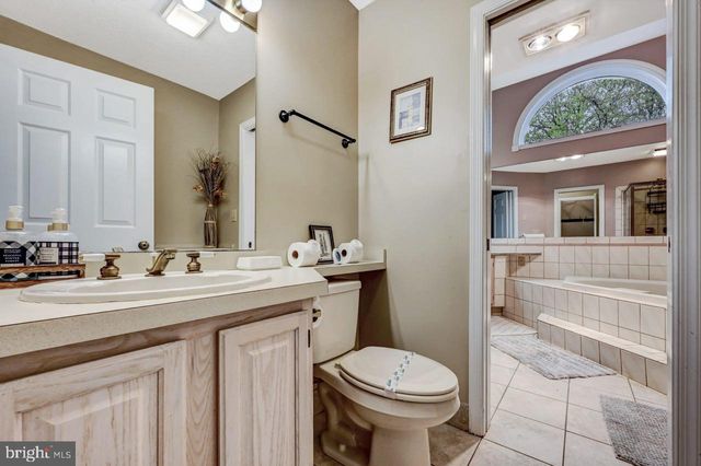 52 LAURELWOODS DR, Lake Harmony, PA 18624