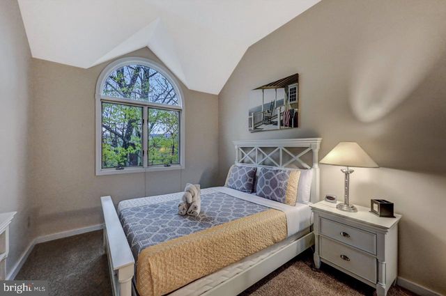 52 LAURELWOODS DR, Lake Harmony, PA 18624