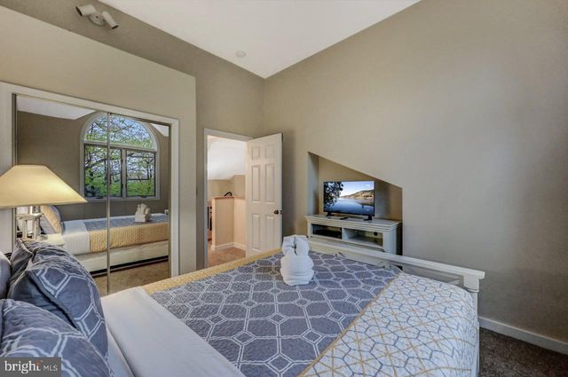 52 LAURELWOODS DR, Lake Harmony, PA 18624