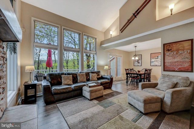 52 LAURELWOODS DR, Lake Harmony, PA 18624