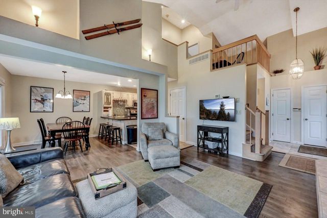 52 LAURELWOODS DR, Lake Harmony, PA 18624