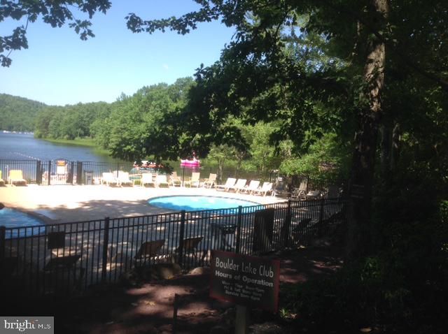 52 LAURELWOODS DR, Lake Harmony, PA 18624