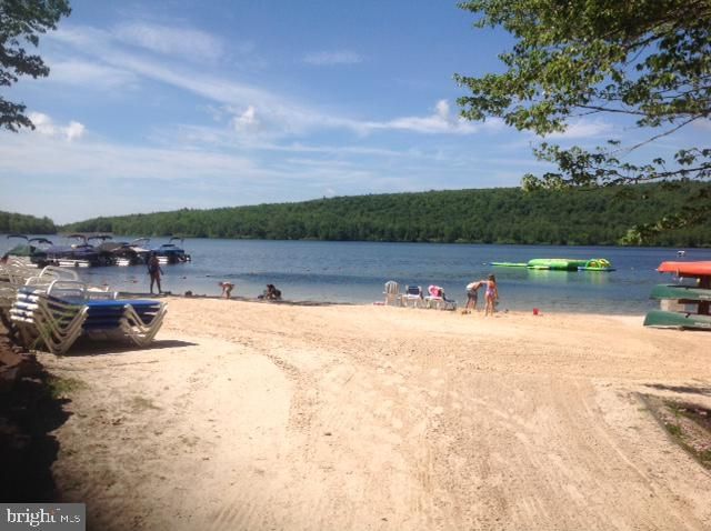 52 LAURELWOODS DR, Lake Harmony, PA 18624