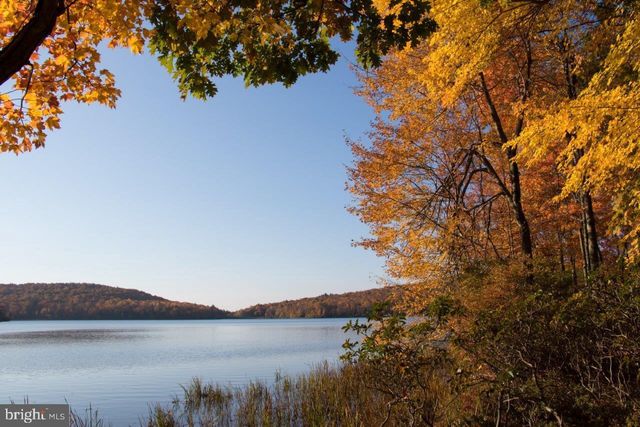 52 LAURELWOODS DR, Lake Harmony, PA 18624