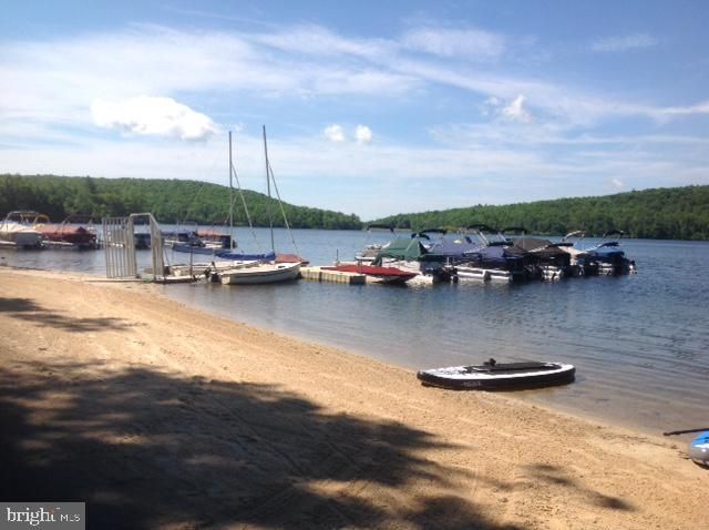 52 LAURELWOODS DR, Lake Harmony, PA 18624