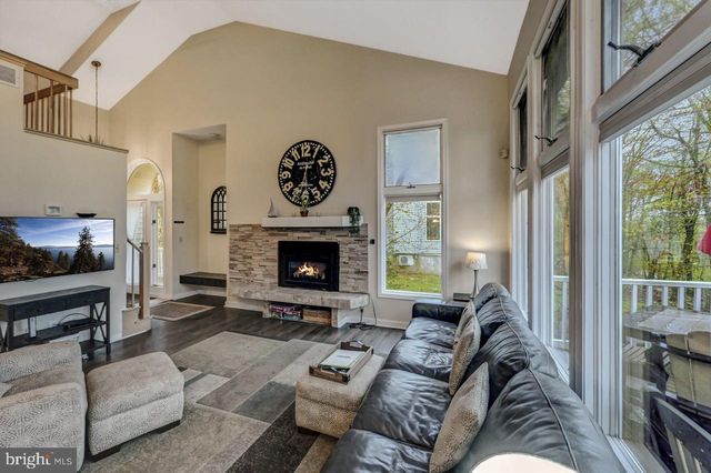 52 LAURELWOODS DR, Lake Harmony, PA 18624