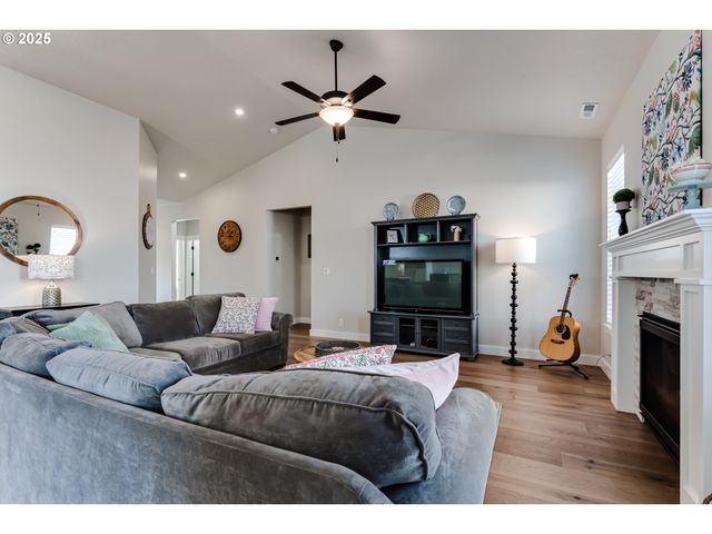 3266 MOUNTAIN CREEK Ln, Springfield, OR 97478