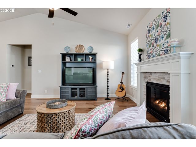 3266 MOUNTAIN CREEK Ln, Springfield, OR 97478