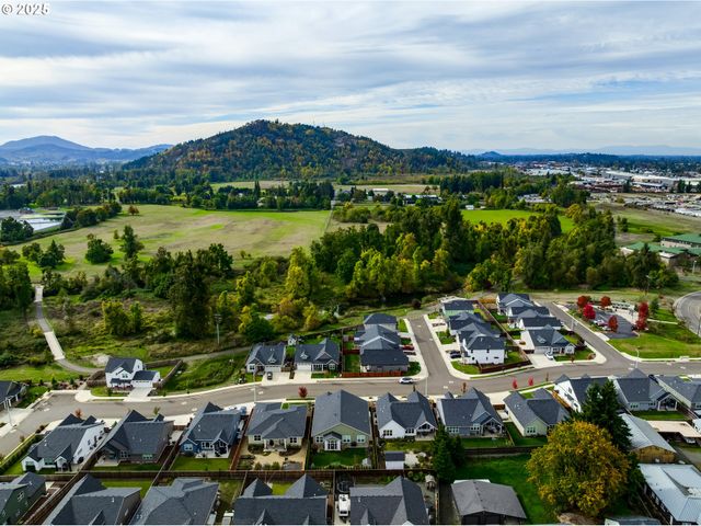 3266 MOUNTAIN CREEK Ln, Springfield, OR 97478