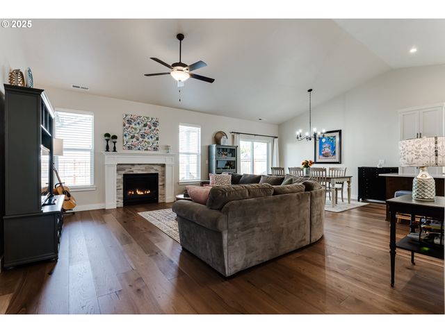 3266 MOUNTAIN CREEK Ln, Springfield, OR 97478