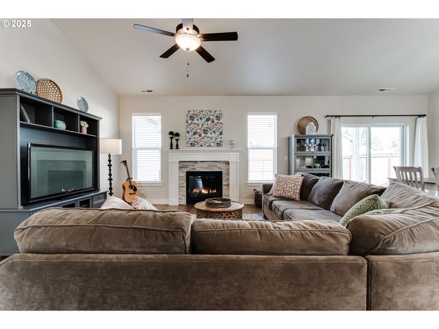 3266 MOUNTAIN CREEK Ln, Springfield, OR 97478