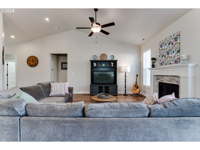 3266 MOUNTAIN CREEK Ln, Springfield, OR 97478