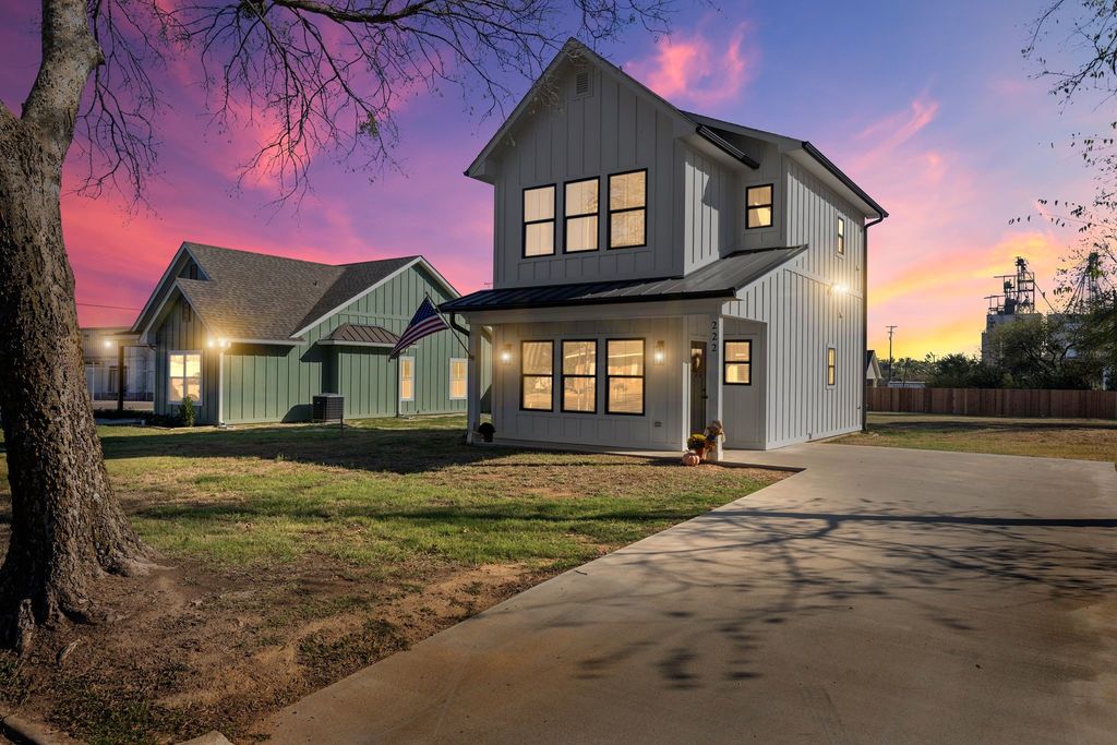 222 E Middle Street, Sulphur Springs, TX 75482