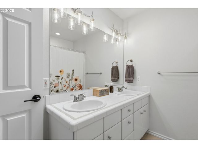 13846 Sw LEAH Ter, Portland, OR 97224